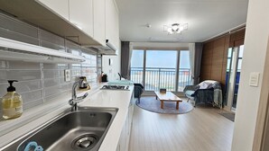 Una cocina moderna con un lavamanos y un comedor con mesa y sillas.
