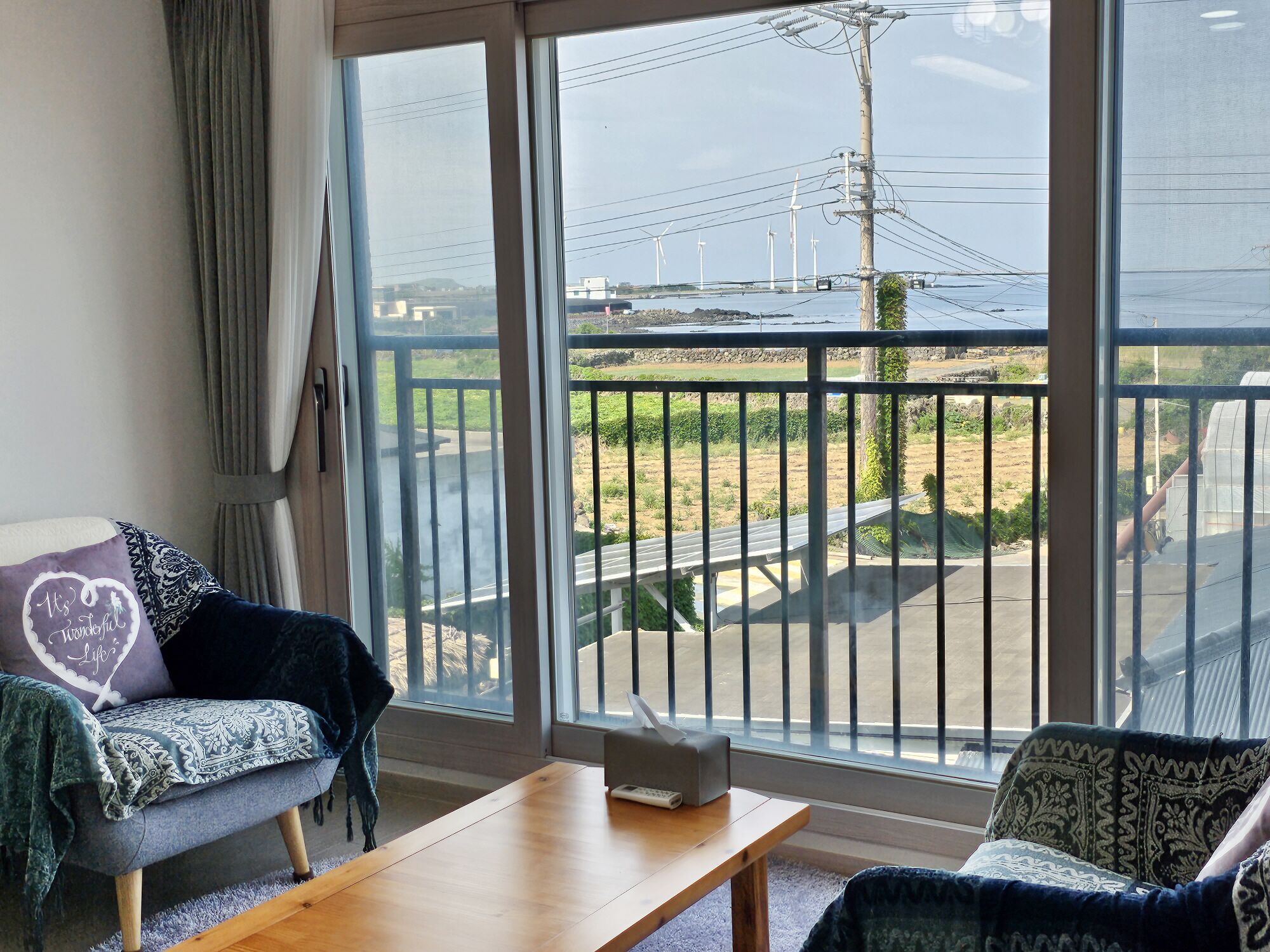 12평스파바다 | 거실 공간 | 케이블 채널 시청이 가능한 45인치 평면 TV