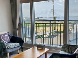 Living area - JEMI BAREUT Pension (Jeju City)