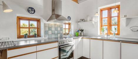 Fridge, microwave, dishwasher, cookware/dishes/utensils