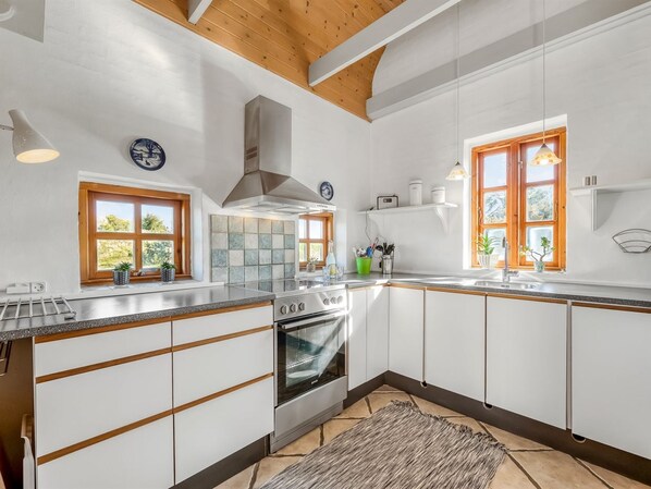Fridge, microwave, dishwasher, cookware/dishes/utensils