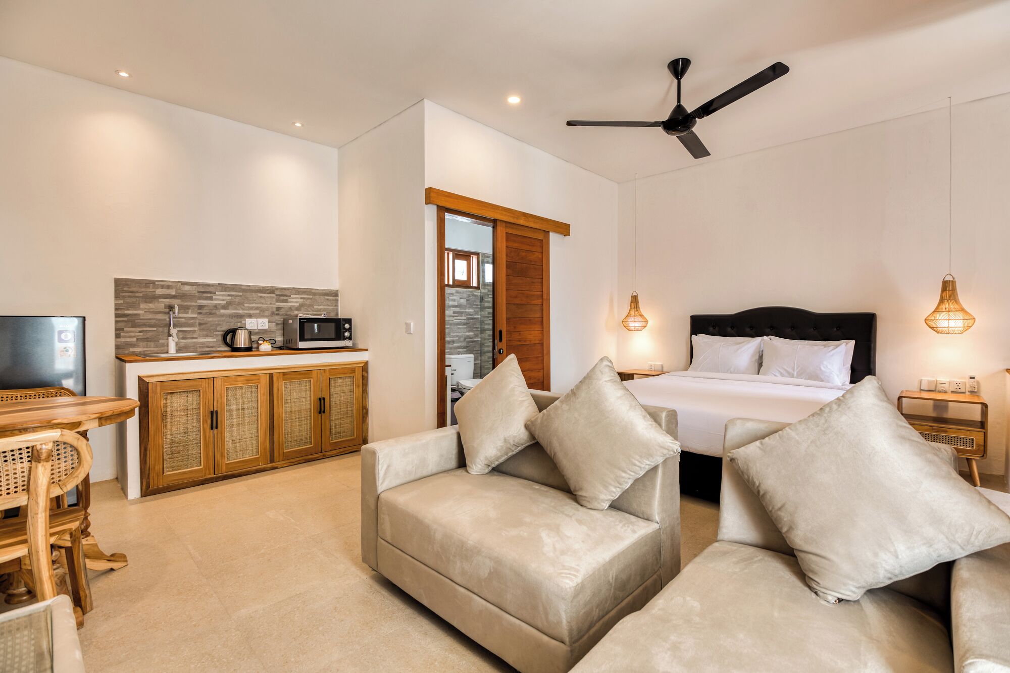 Quarto casal standard, vista para a piscina | Frigobar, espaço de trabalho para notebook