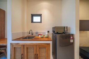 Deluxe Room | Private kitchenette | Fridge, microwave, dining tables - Lala Panzi Villa (Jimbaran)