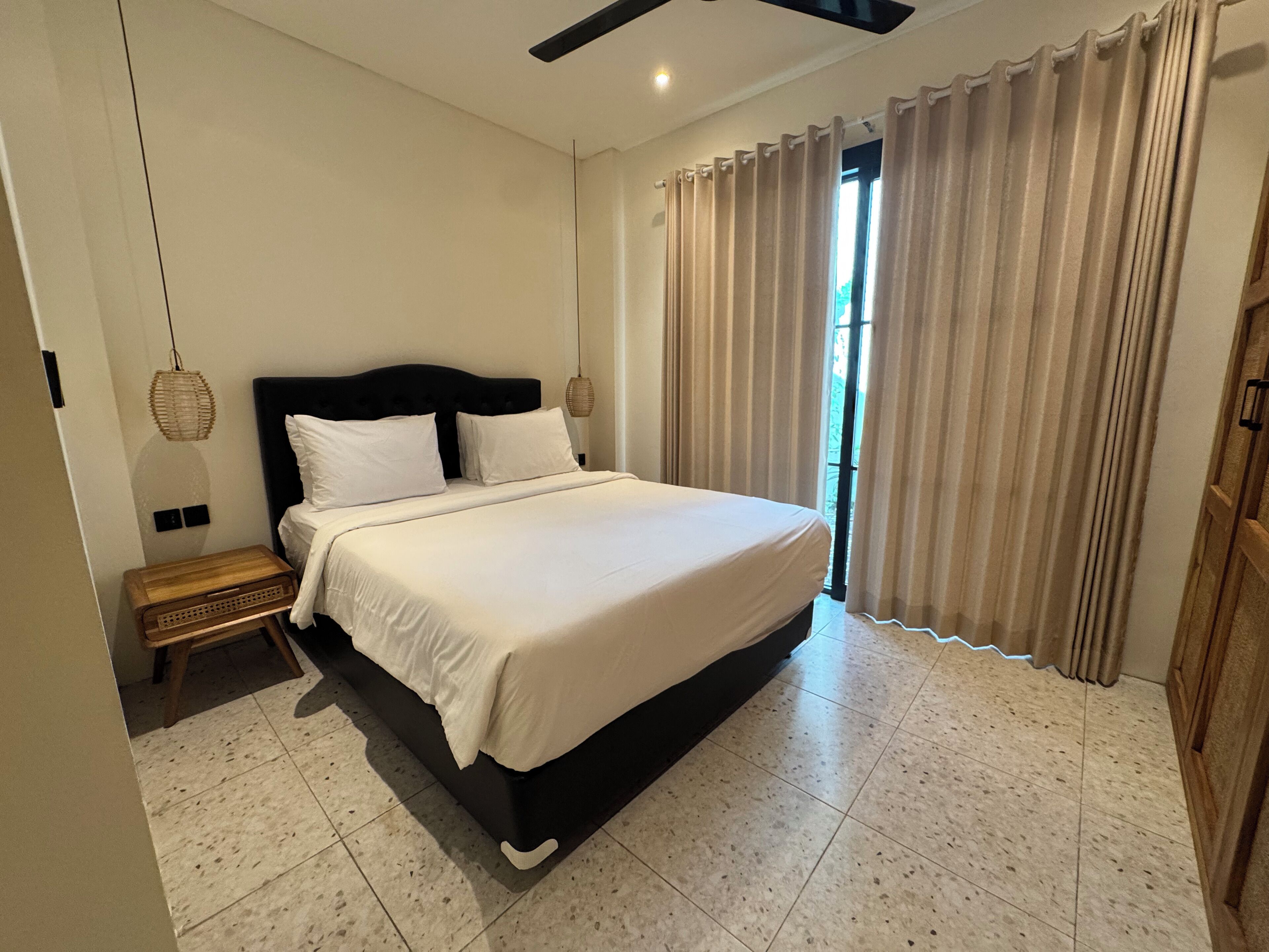 Deluxe Room | Minibar, iron/ironing board, bed sheets