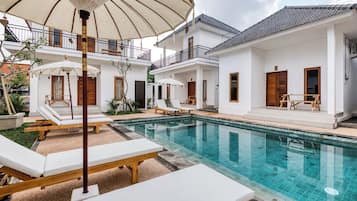 Standaard tweepersoonskamer, uitzicht op zwembad | Kameruitzicht