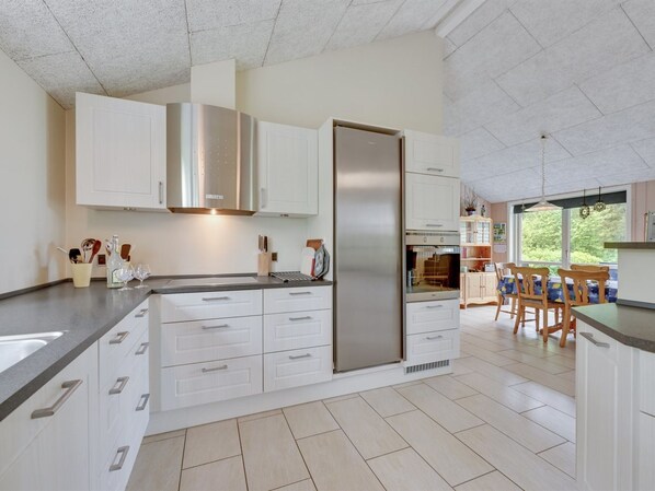Kühlschrank, Mikrowelle, Ofen, Geschirrspüler