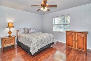 4 bedrooms, desk, iron/ironing board, free WiFi