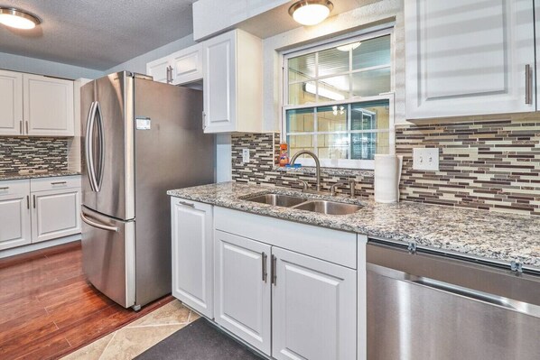 冷蔵庫、電子レンジ、オーブン、コンロ