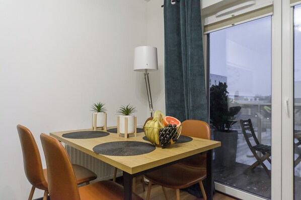 Apartamento superior, sacada, vista para o pátio | Área de estar | TV