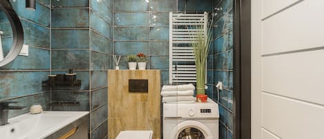 Căn hộ Superior, ban công, quang cảnh sân vườn | Phòng tắm | Buồng tắm vòi sen, máy sấy tóc, khăn tắm, xà phòng