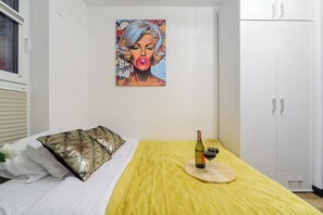 Apartamento superior, sacada, vista para o pátio | 2 quartos, ferros/tábuas de passar roupa, berços (sobretaxa)