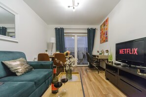 高級公寓, 陽台, 庭園景觀 | 起居區 | 電視