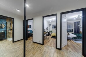 高級公寓, 陽台, 庭園景觀 | 2 間臥室、遮光布/窗簾、熨斗/熨衣板、搖籃/嬰兒床