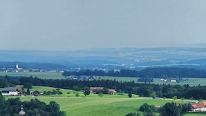 A rural landscape with houses, fields, and a distant tower. - Ferienhaus für 5 Personen, 2 Seperate Schlafzimmer (Anger)