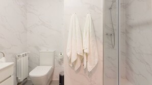 Regadera, toallas, shampoo 