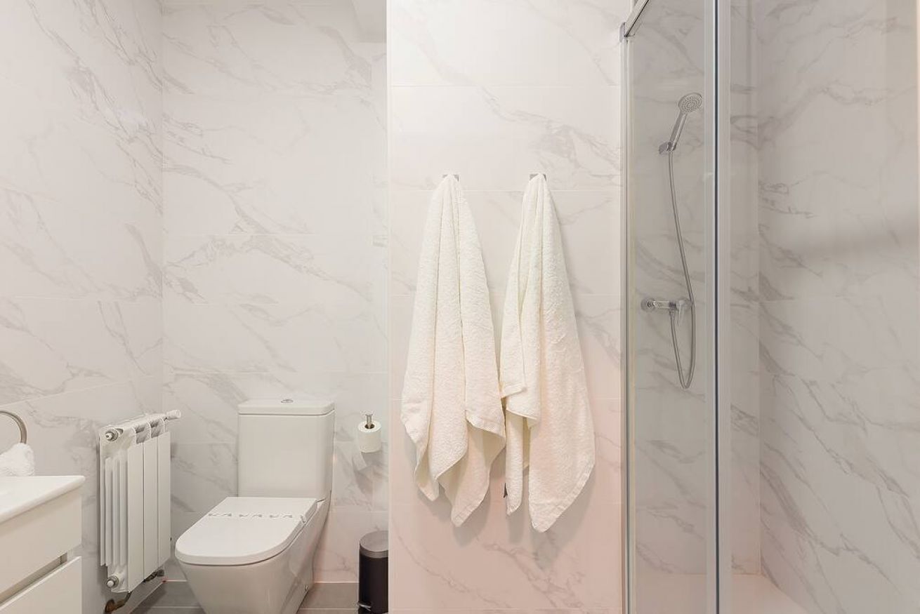 Douche, serviettes fournies, shampoing