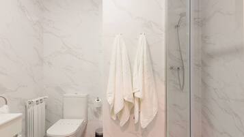 Douche, serviettes fournies, shampoing