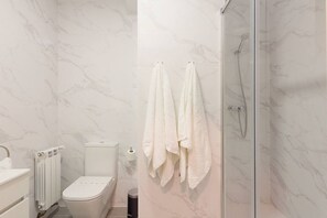Shower, towels, shampoo