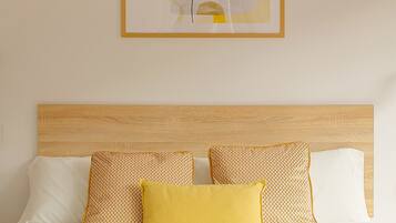 Tabla de planchar con plancha, wifi gratis, ropa de cama