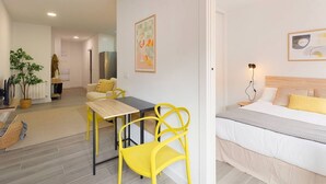 Tabla de planchar con plancha, wifi gratis y ropa de cama 