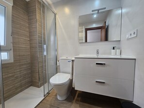 Dusche, Haartrockner, Handtücher