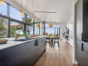 Kjøleskap, mikrobølgeovn, ovn og oppvaskmaskin