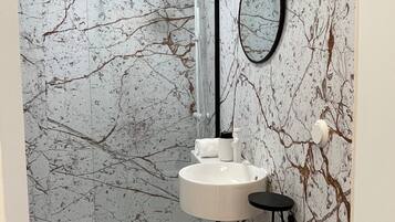 Studio Comfort | Kamar mandi | Shower, pancuran hujan, pengering rambut, dan handuk