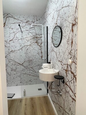 Comfort Studio | Bathroom | Shower, rainfall showerhead, hair dryer, towels - Via Polonia  (Corfu)