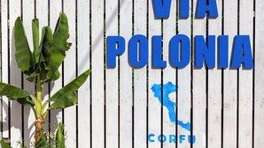 Un panneau en bois portant l’inscription « VIA POLONIA » et une carte du Costa Rica.