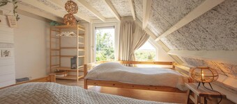 Tastefully furnished, smoke-free bungalow is within walking distance (1.5 km) of Ouddorp beach in the Klepperstee park.