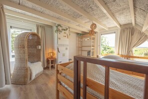 3 bedrooms, WiFi - Tastefully furnished, smoke-free bungalow is within walking distance (1.5 km) of Ouddorp beach in the Klepperstee park. (Ouddorp)