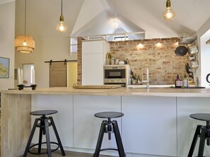 Kühlschrank, Mikrowelle, Ofen, Geschirrspüler