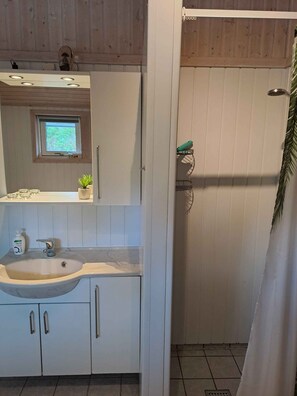 Shower, hair dryer - Cozy summer house and annex in tranquility (Glesborg)