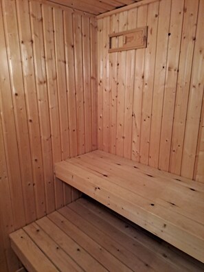 A wooden sauna with a bench and a small shelf. - Cozy summer house and annex in tranquility (Glesborg)