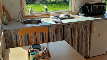 Frigorífico, horno, placa de cocina y hervidor eléctrico