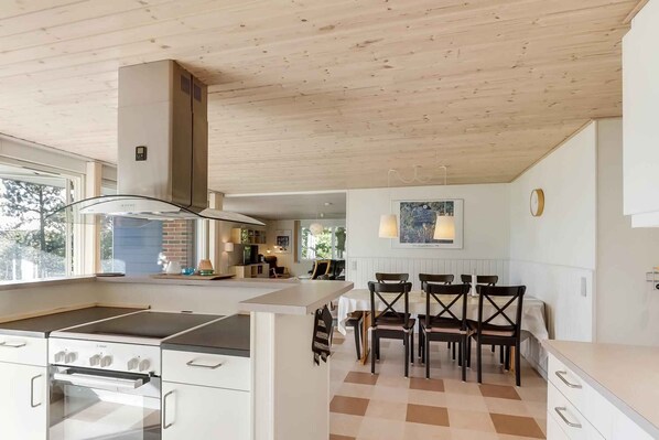 Kjøleskap, ovn, kokeplater og oppvaskmaskin