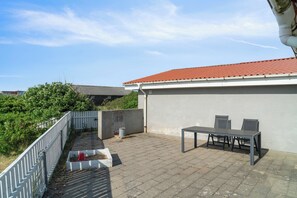 Outdoor dining - Pool house close to the coast (Vestervig)