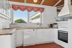 Fridge, microwave, oven, stovetop - Pool house close to the coast (Vestervig)