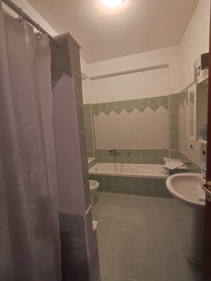 Sèche-cheveux, bidet, serviettes fournies, savon