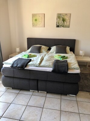 1 bedroom, internet, bed sheets