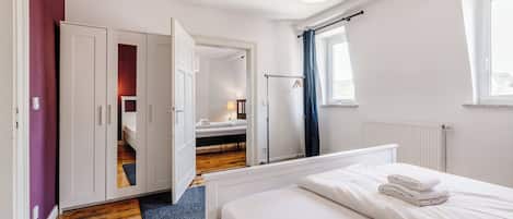 2 habitaciones, cuna de viaje, wifi gratis y ropa de cama