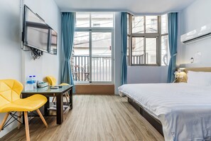 Double Room with Balcony | Free WiFi, bed sheets - 5-1 Homestay (Hengchun)