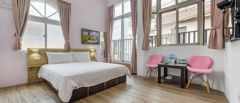 Quarto casal, sacada | Wi-Fi de cortesia, roupa de cama