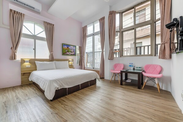 Double Room with Balcony | Free WiFi, bed sheets - 5-1 Homestay (Hengchun)