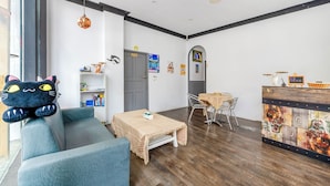 Una sala de estar moderna con un sofá, una mesa de centro y un comedor con una mesa y sillas.