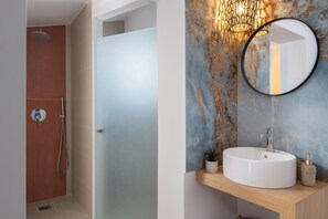 Dusche, Haartrockner, Handtücher, Seife