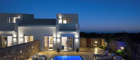 Una piscina al aire libre, una piscina climatizada