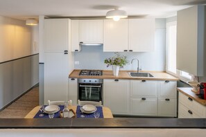Kühlschrank, Ofen, Herdplatte, Geschirrspüler