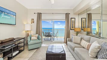 Condo conforto, 1 quarto, sacada, vista para a praia | Sala de estar | Smart TV 55 polegadas com canais a cabo, DVD player