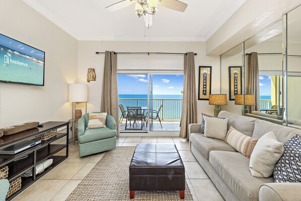 Comfort appartement, 1 slaapkamer, balkon, uitzicht op strand | Woonkamer | Een 55-inch smart-tv met kabelzenders en een dvd-speler